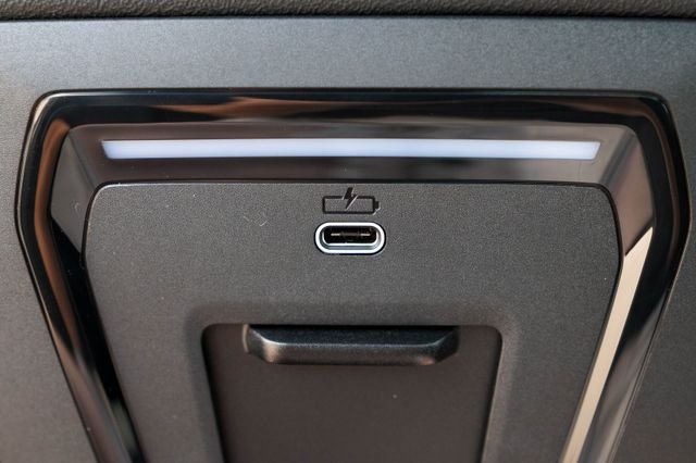 New 2027 Black Sapphire Metallic BMW 550e xDrive image 33
