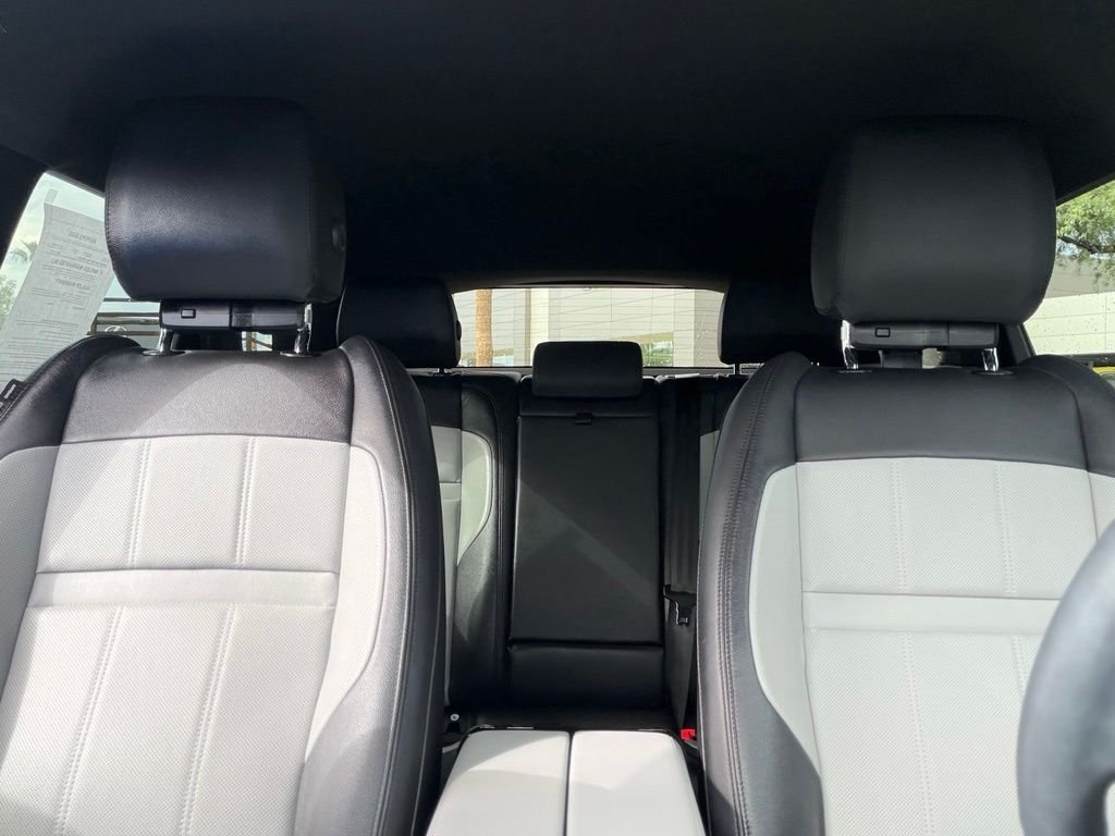 Used 2023  Land Rover R-Dynamic SE image 10