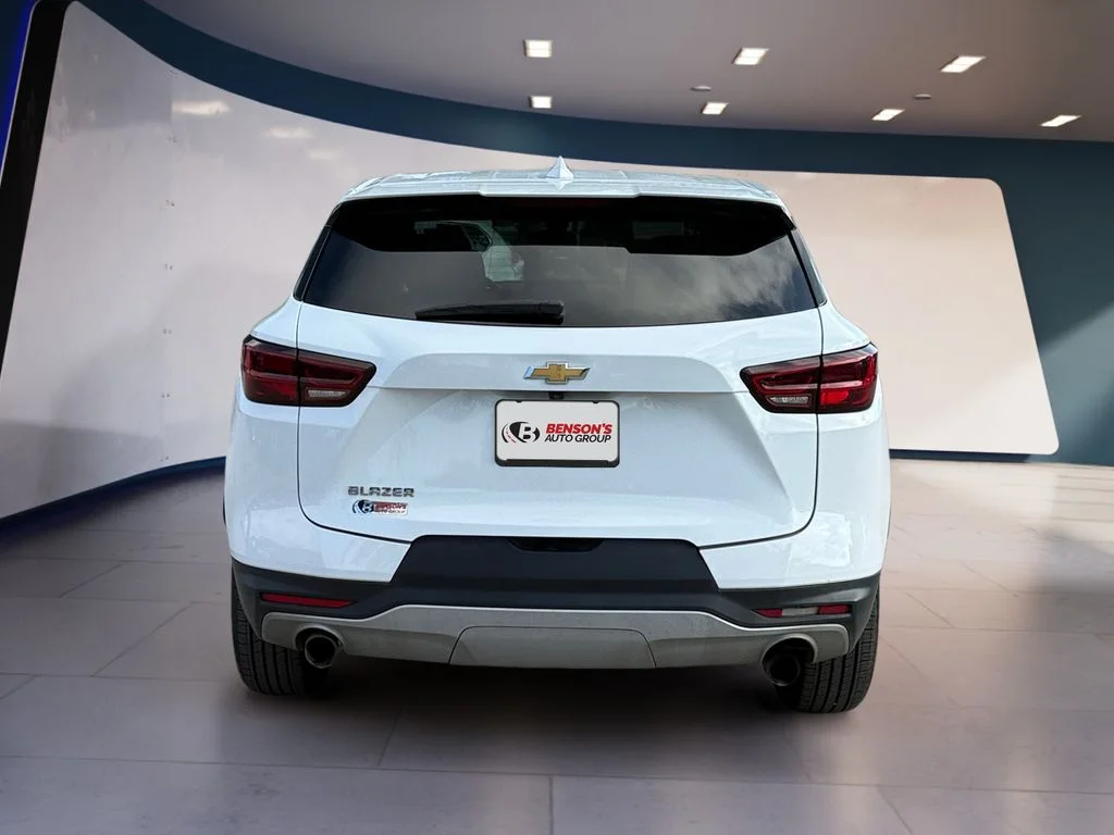 Used 2025 White Chevrolet LT image 4