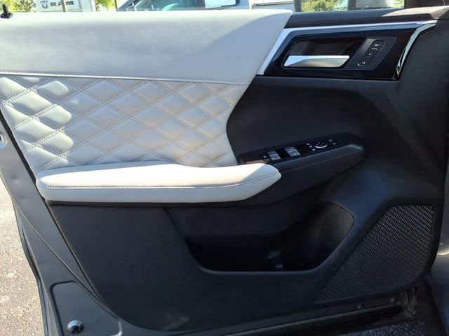 Used 2022  Mitsubishi SEL image 10