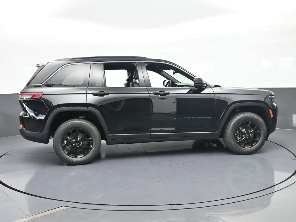 New 2026 Diamond Black Crystal Pearl-Coat Exterior Paint Jeep Altitude image 7