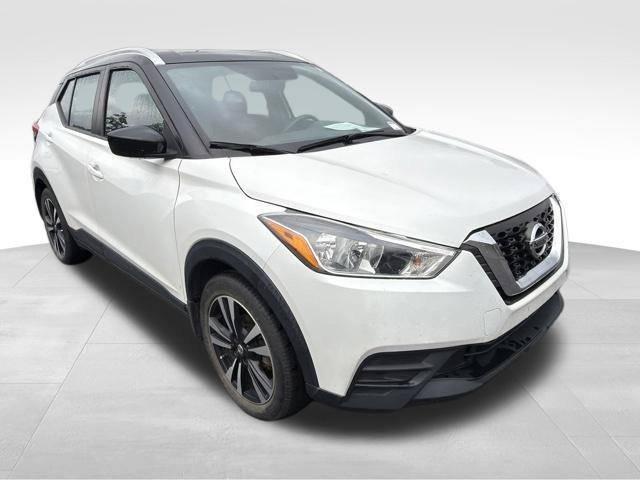 Used 2018 Aspen White / Super Black Nissan SV image 2