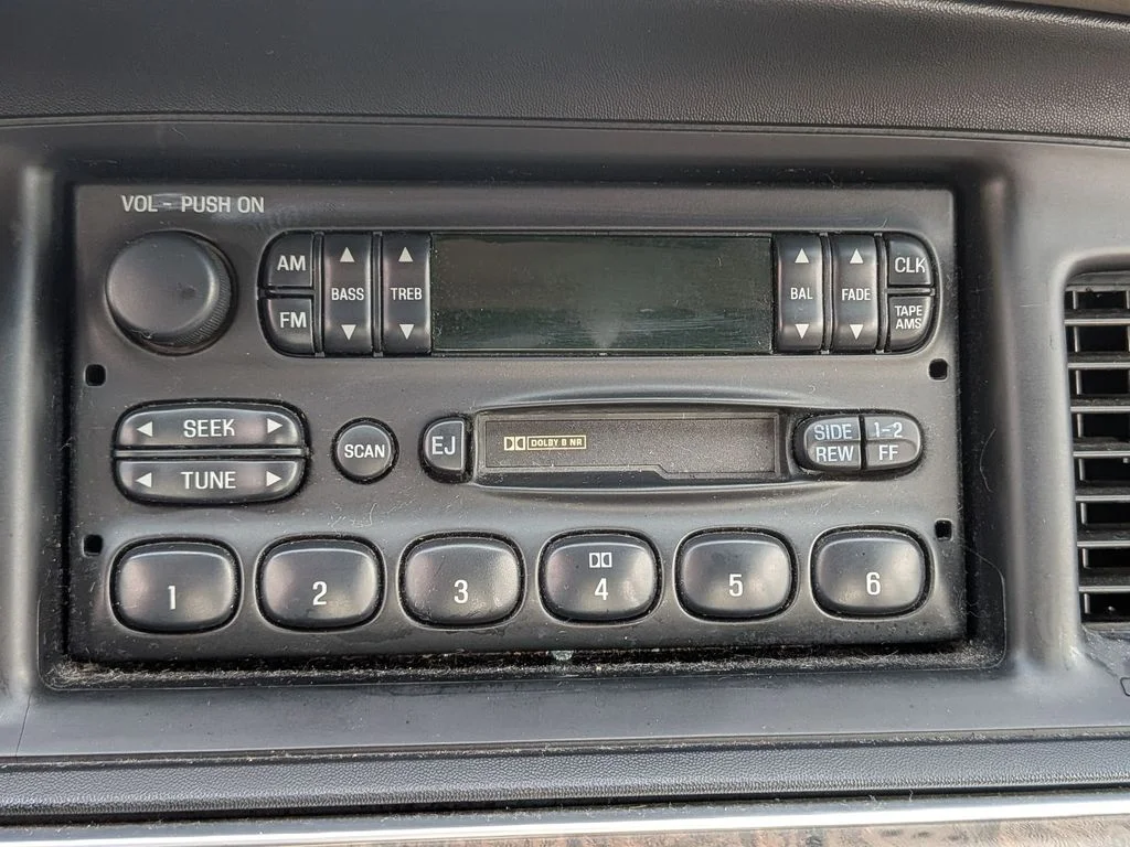 Used 1999  Ford Base image 16