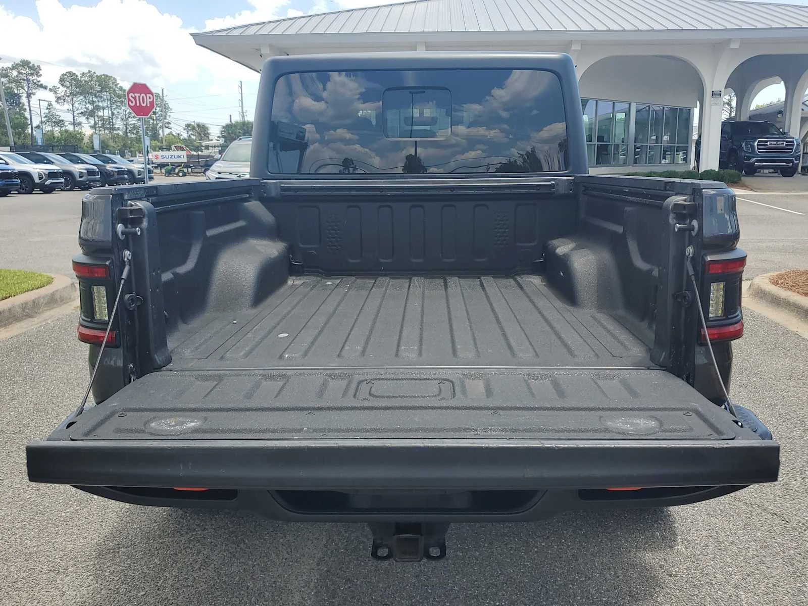Used 2023 Granite Crystal Metallic Jeep Mojave image 5
