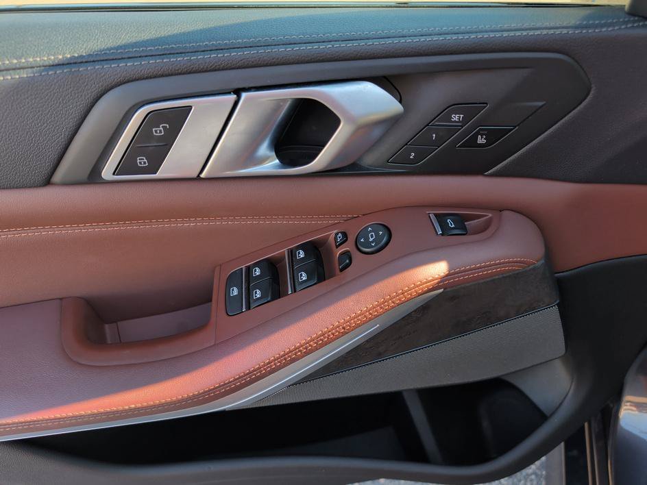 Used 2021 Arctic Gray Metallic BMW M50i image 17