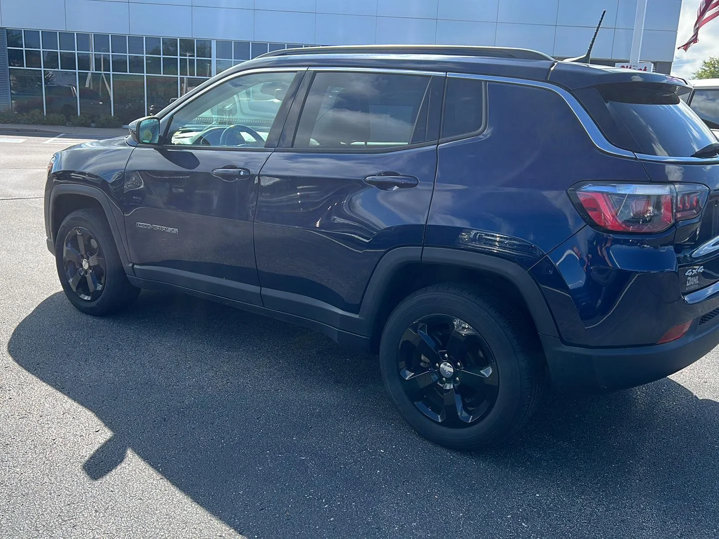 Used 2020 Jazz Blue Pearlcoat Jeep Latitude image 8