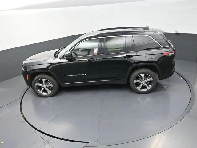 New 2026 Diamond Black Crystal Pearlcoat Jeep Limited image 14
