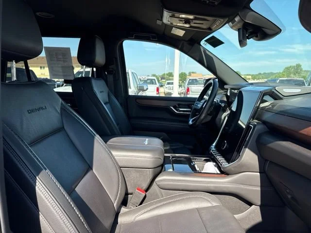 2025 GMC Yukon Denali - Photo 23