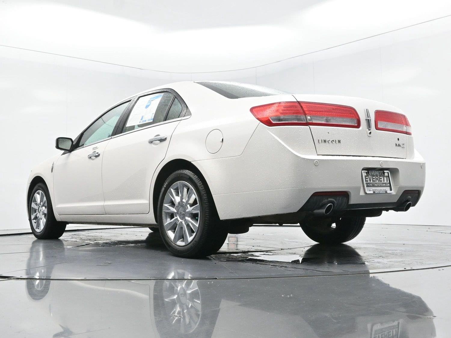 Used 2012 White Platinum Metallic Tricoat Lincoln 4dr Sdn FWD image 48