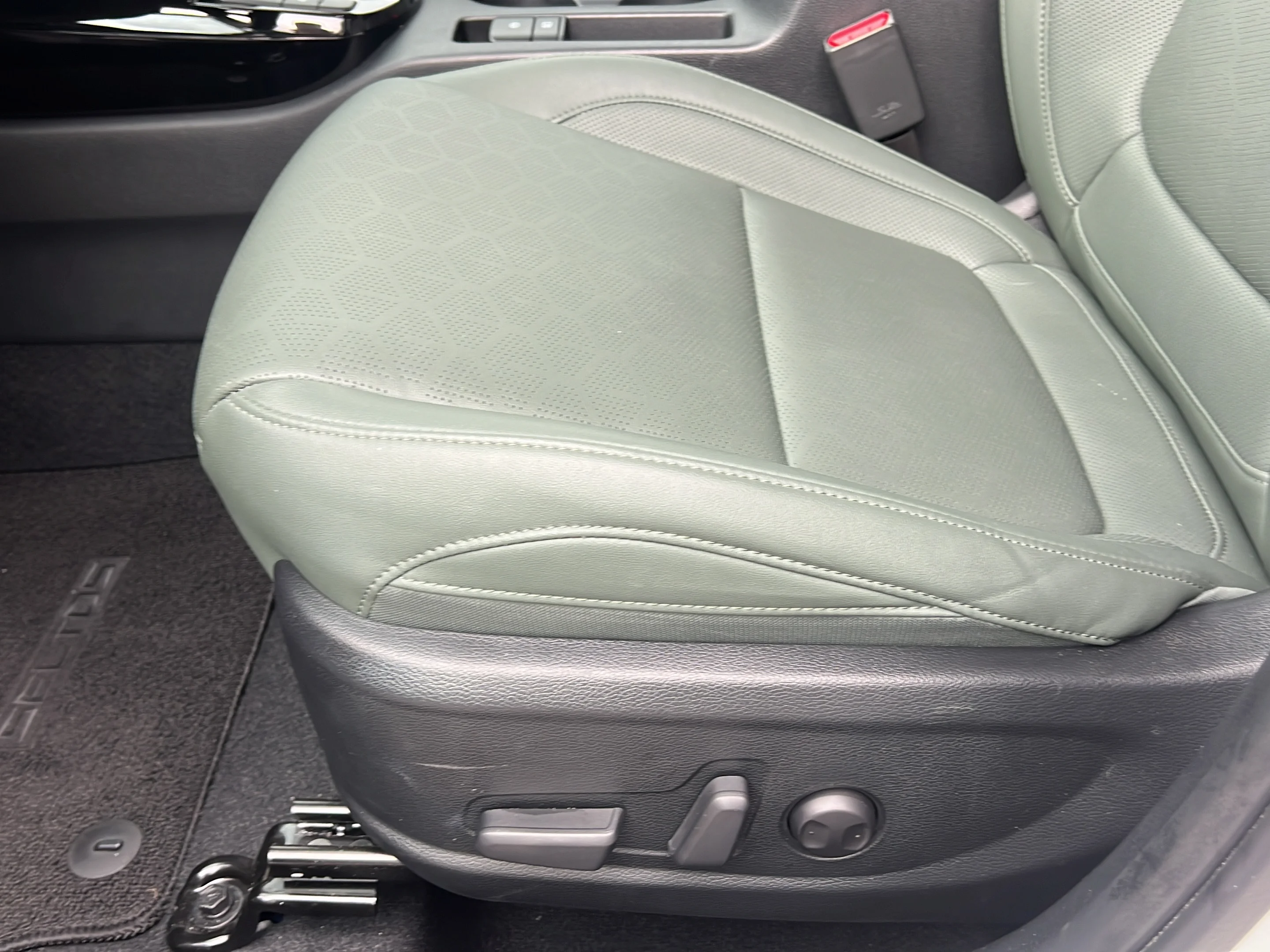Used 2024 Snow White Pearl Kia SX image 15