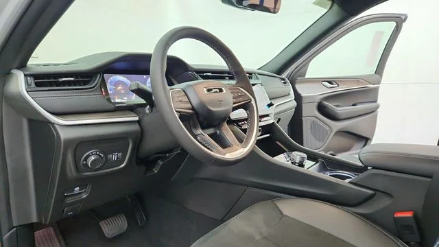 New 2026 Silver Zynith Exterior Paint Jeep Laredo Altitude image 15