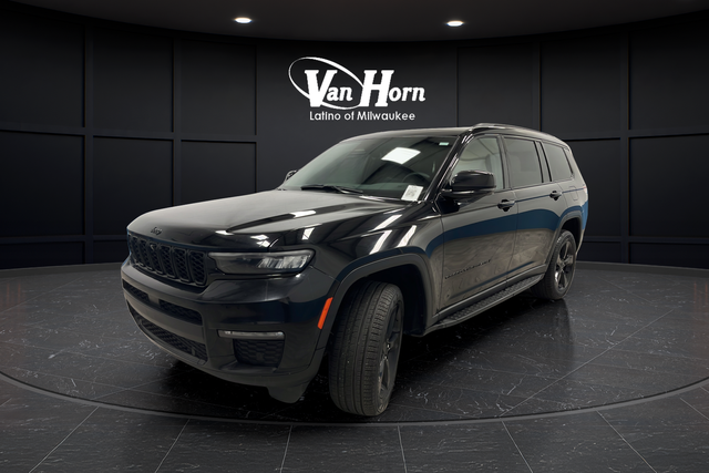 Used 2024 Diamond Black Crystal Pearlcoat Jeep Limited image 3