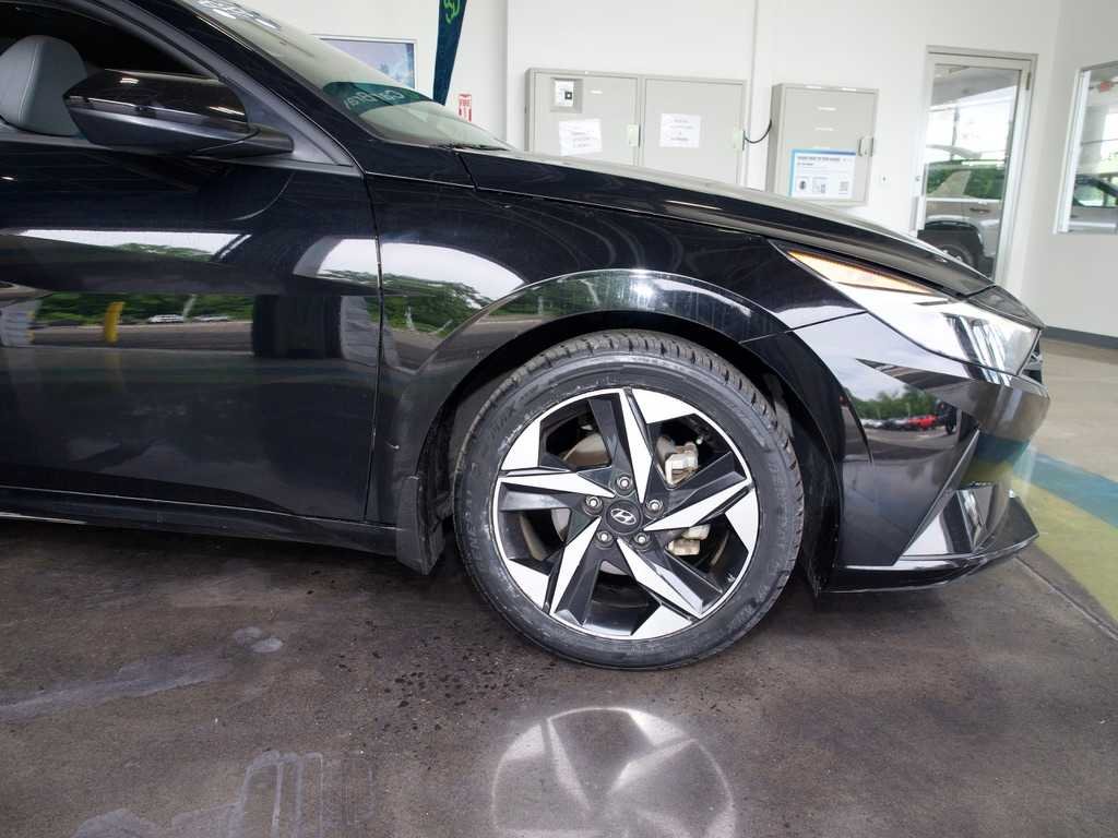 Used 2023 Black Hyundai SEL image 12