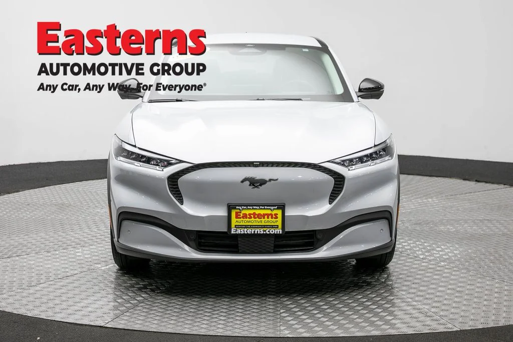 Used 2023 White Ford Select image 2
