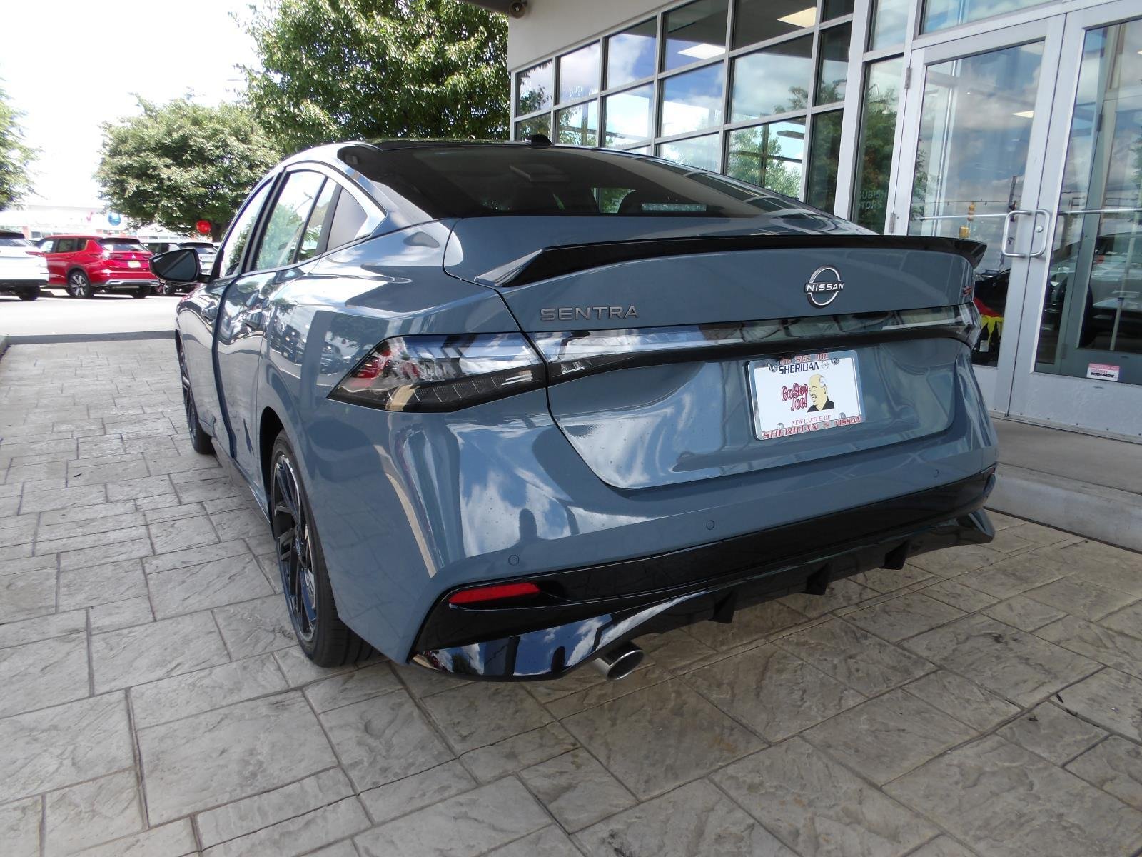 New 2026 Atlantic Gray Metallic / Super Black Two-tone Nissan SR image 5