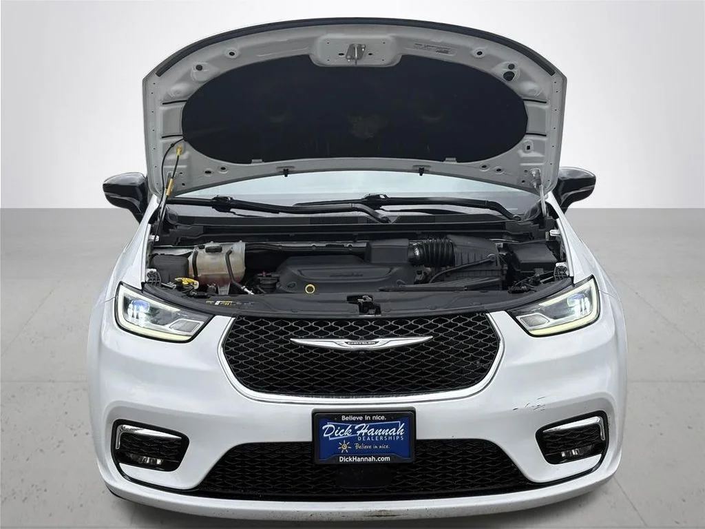 Used 2024 White Chrysler Touring L image 3