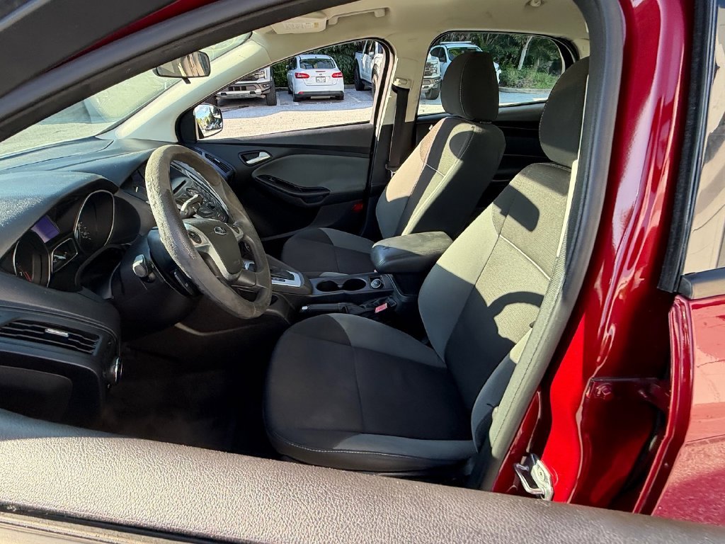Used 2013 Red Ford SE image 10