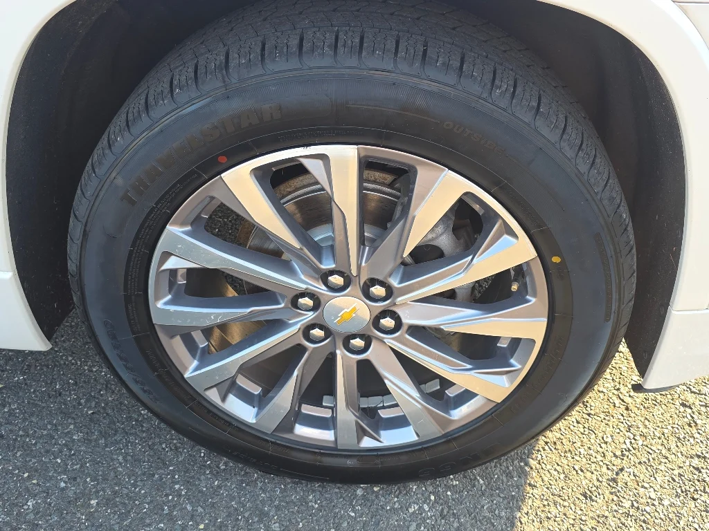 Used 2023 Iridescent Pearl Tricoat Chevrolet Premier image 19