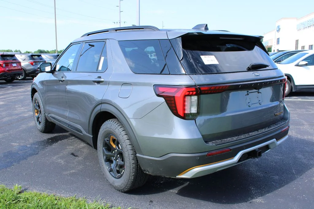 New 2026 Carbonized Gray Metallic Ford Tremor® image 6