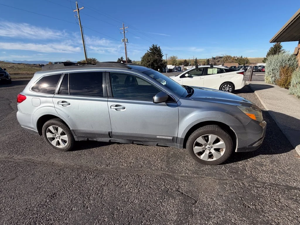 Used 2012 Silver Subaru 2.5i image 3