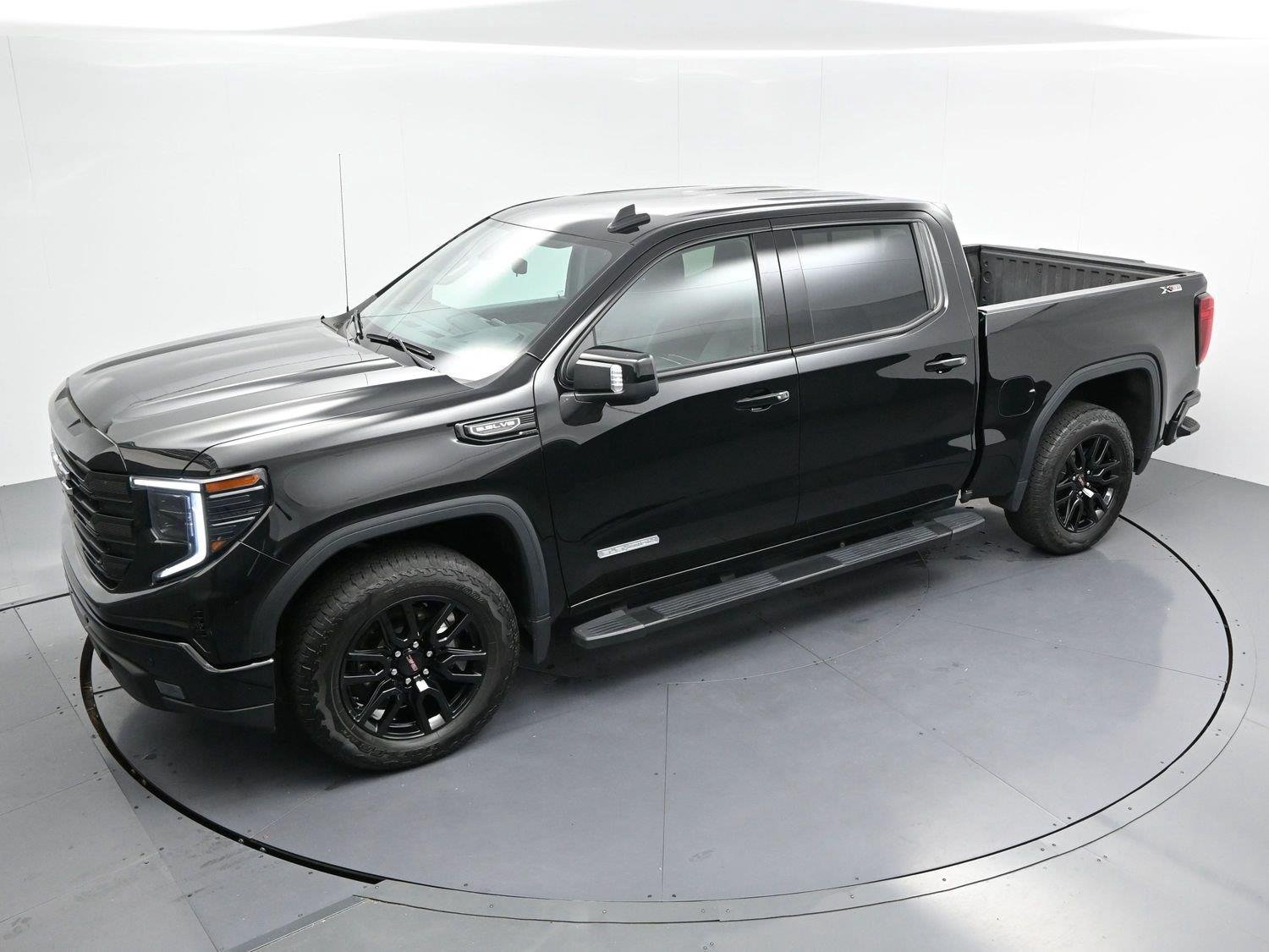 Used 2025 Onyx Black GMC Elevation image 35