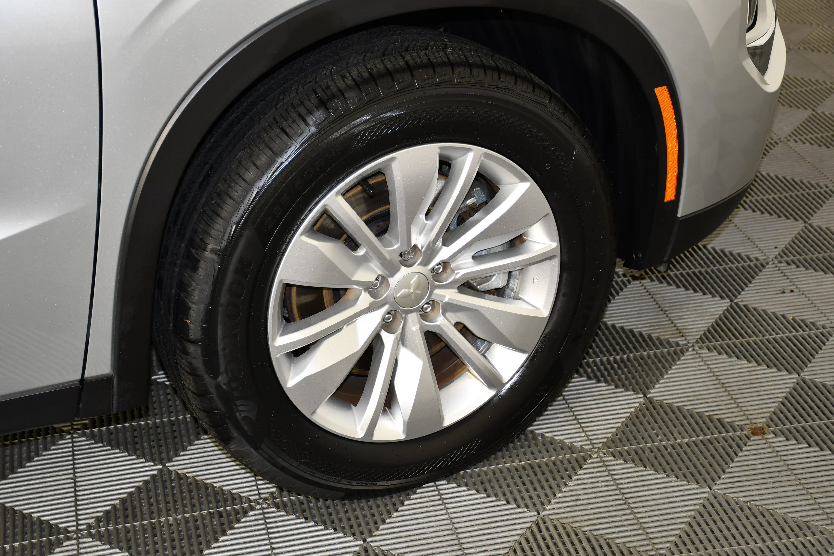 Used 2025 Silver Mitsubishi ES image 38
