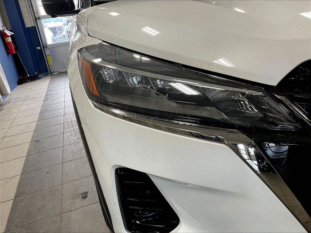 Used 2023 White Nissan SR image 32
