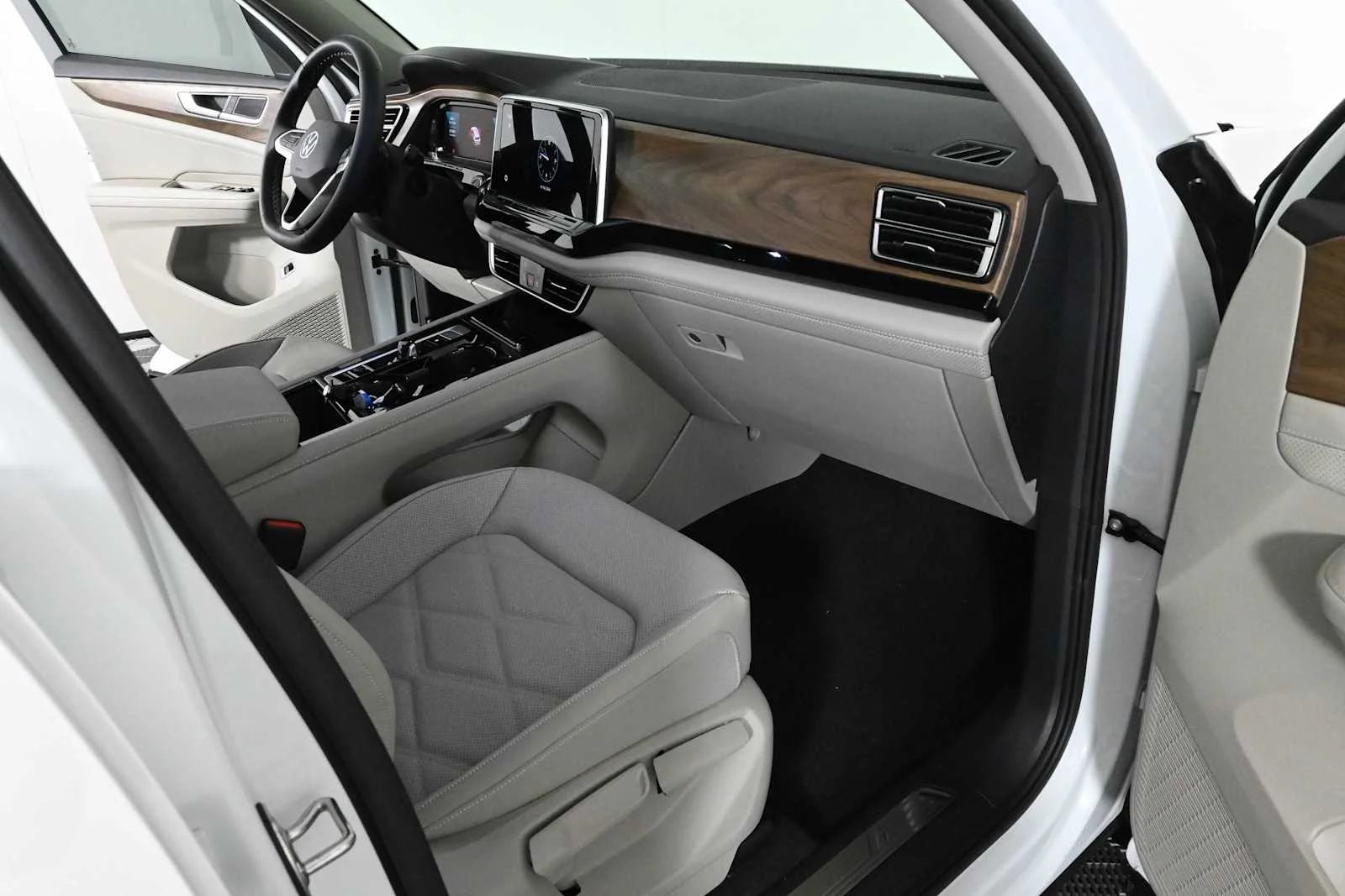 New 2026 Opal White Pearl Volkswagen 2.0T SE w/Technology image 11