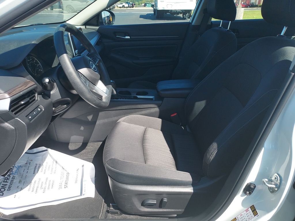 Used 2025 White Nissan 2.5 SV image 13