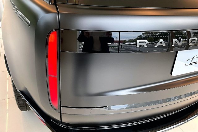 New 2027 Obsidian Black Satin Land Rover SE image 18