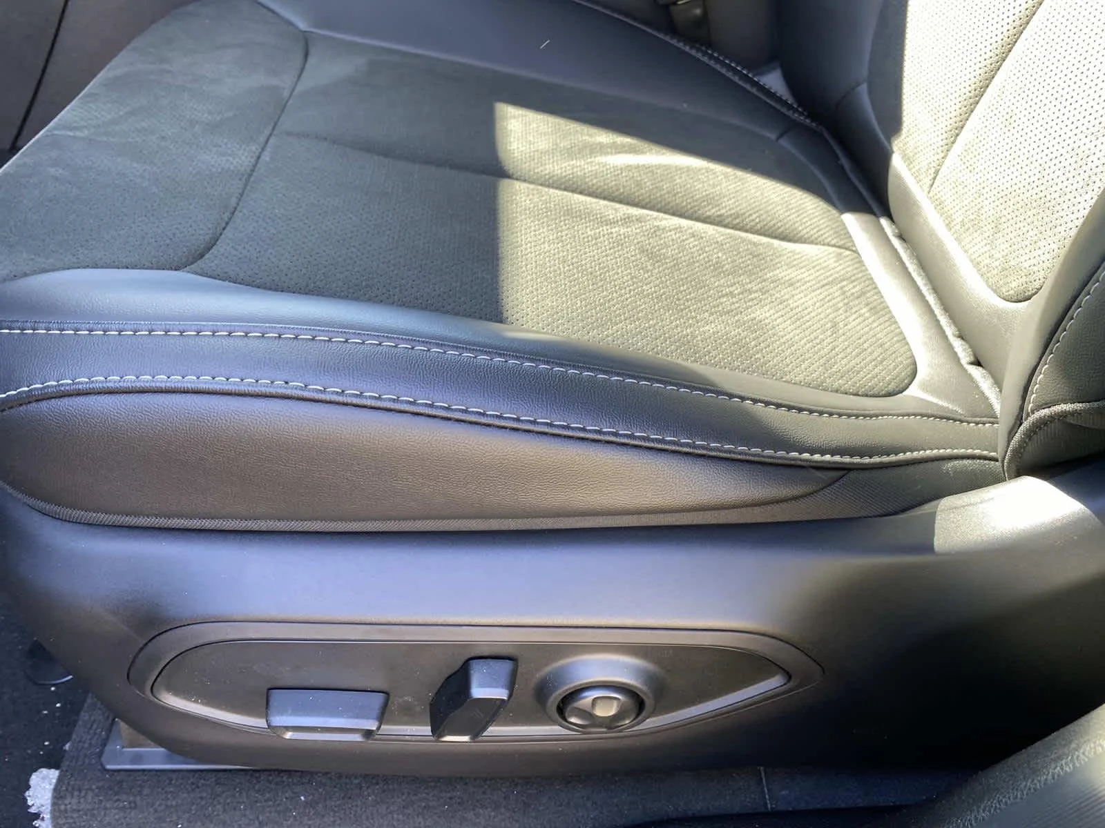 New 2026 Baltic Gray Metallic Clear-Coat Exterior Paint Jeep Laredo Altitude image 9