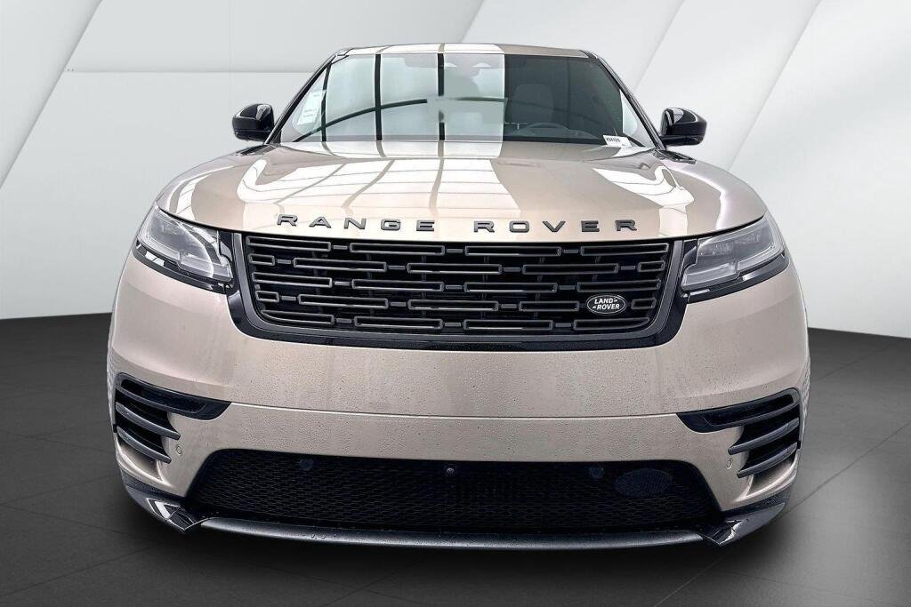 New 2026 Batumi Gold Premium Metallic Land Rover Dynamic SE image 2