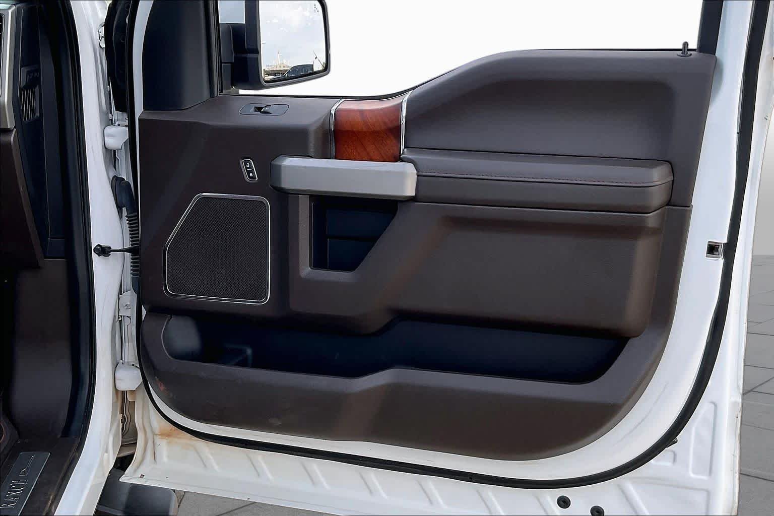 Used 2020 Oxford White/Stone Gray Ford King Ranch image 21