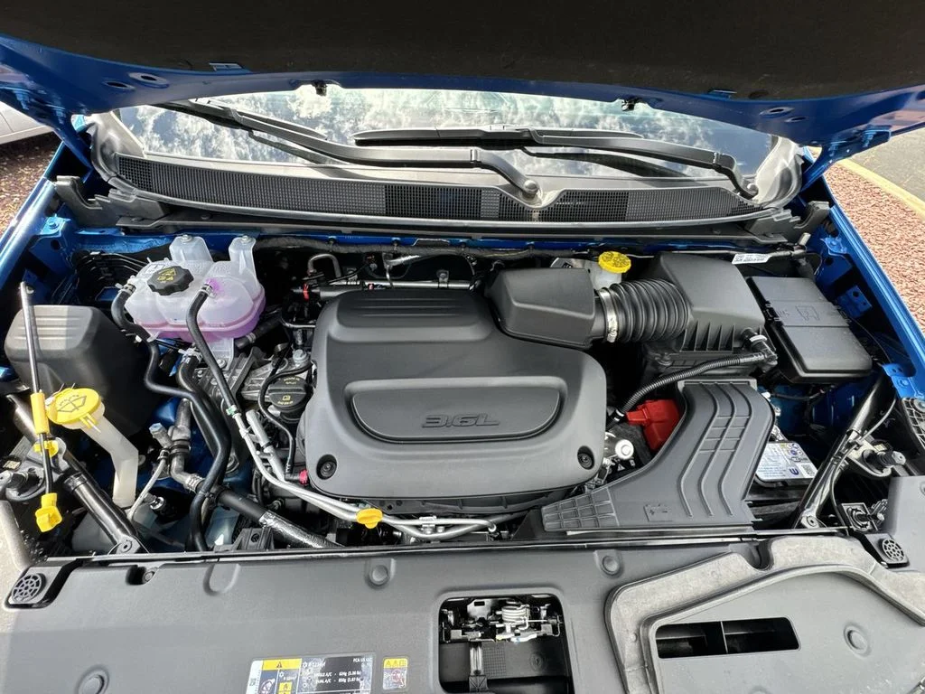 New 2027 Hydro Blue Pearl-Coat Exterior Paint Chrysler Select image 32