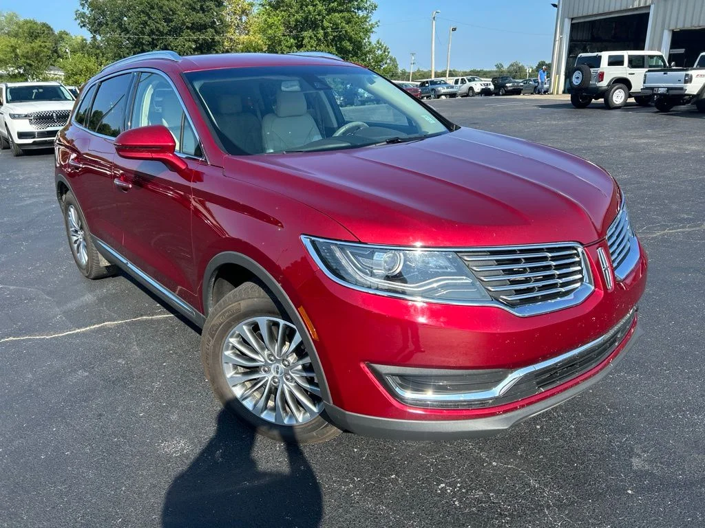 Used 2017 Ruby Red Metallic Lincoln Select image 1
