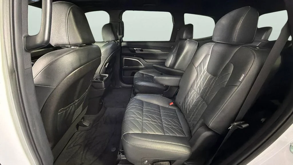 Used 2025 White Kia EX X-Line image 27