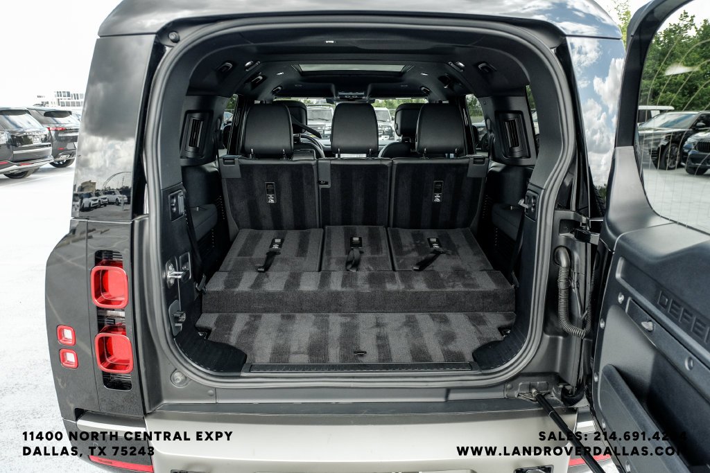 Used 2025 Black Land Rover X-Dynamic SE image 57