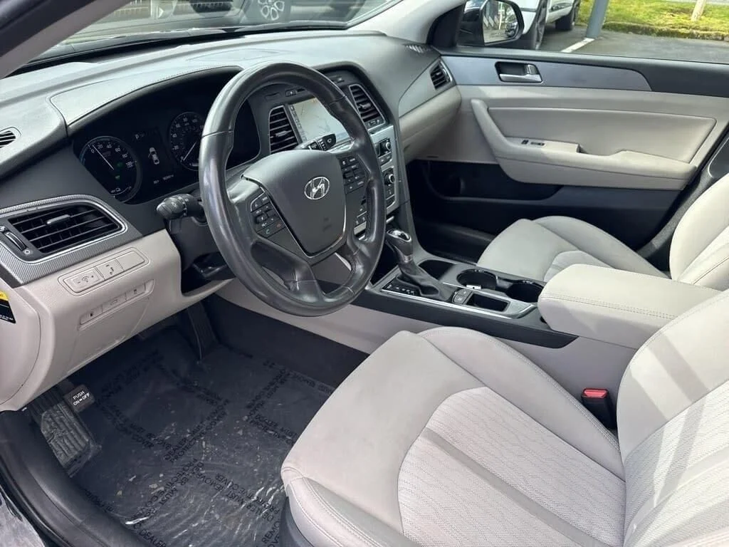 Used 2016 Black Hyundai Base image 18