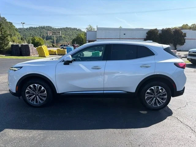 Used 2024 White Frost Tricoat Buick Preferred image 10