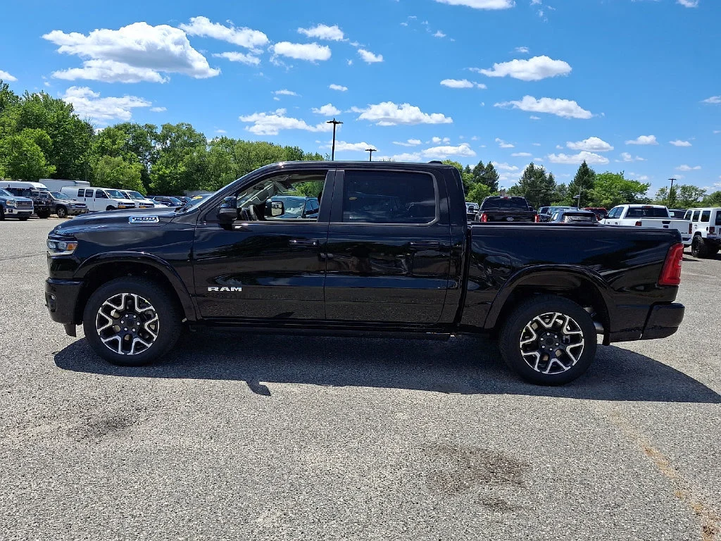 New 2026 Diamond Black Crystal Pearl-Coat Exterior Paint RAM Laramie image 5