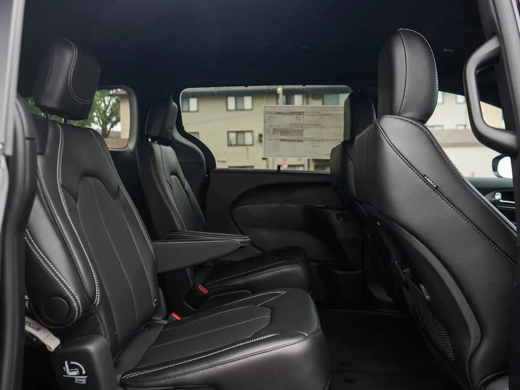 2026 Chrysler Pacifica Select - Photo 13