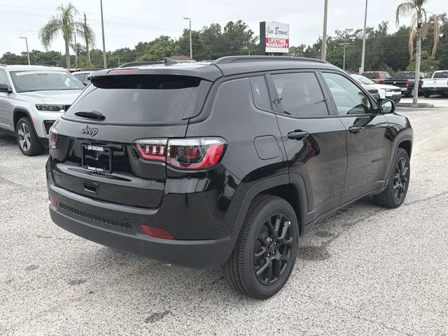 New 2026 Diamond Black Crystal Pearl-Coat Exterior Paint Jeep Latitude image 4