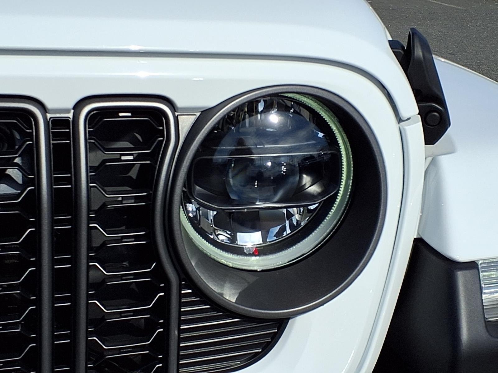 New 2026 Bright White Clear-Coat Exterior Paint Jeep Sahara image 14