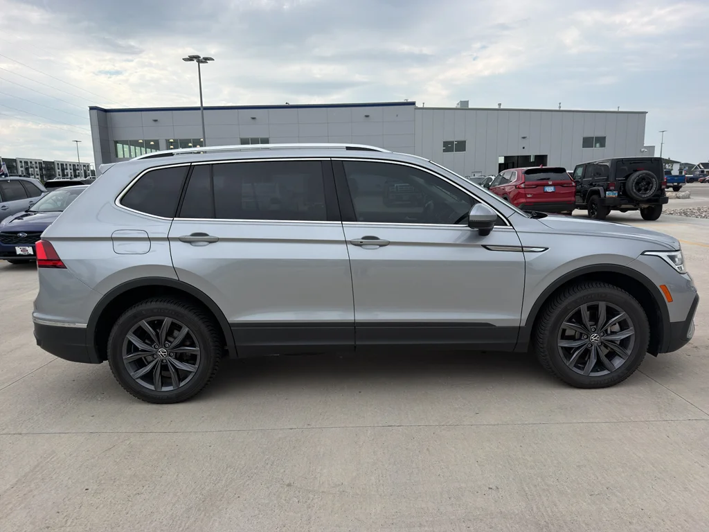 Used 2022 Pyrite Silver Metallic Volkswagen SE image 4