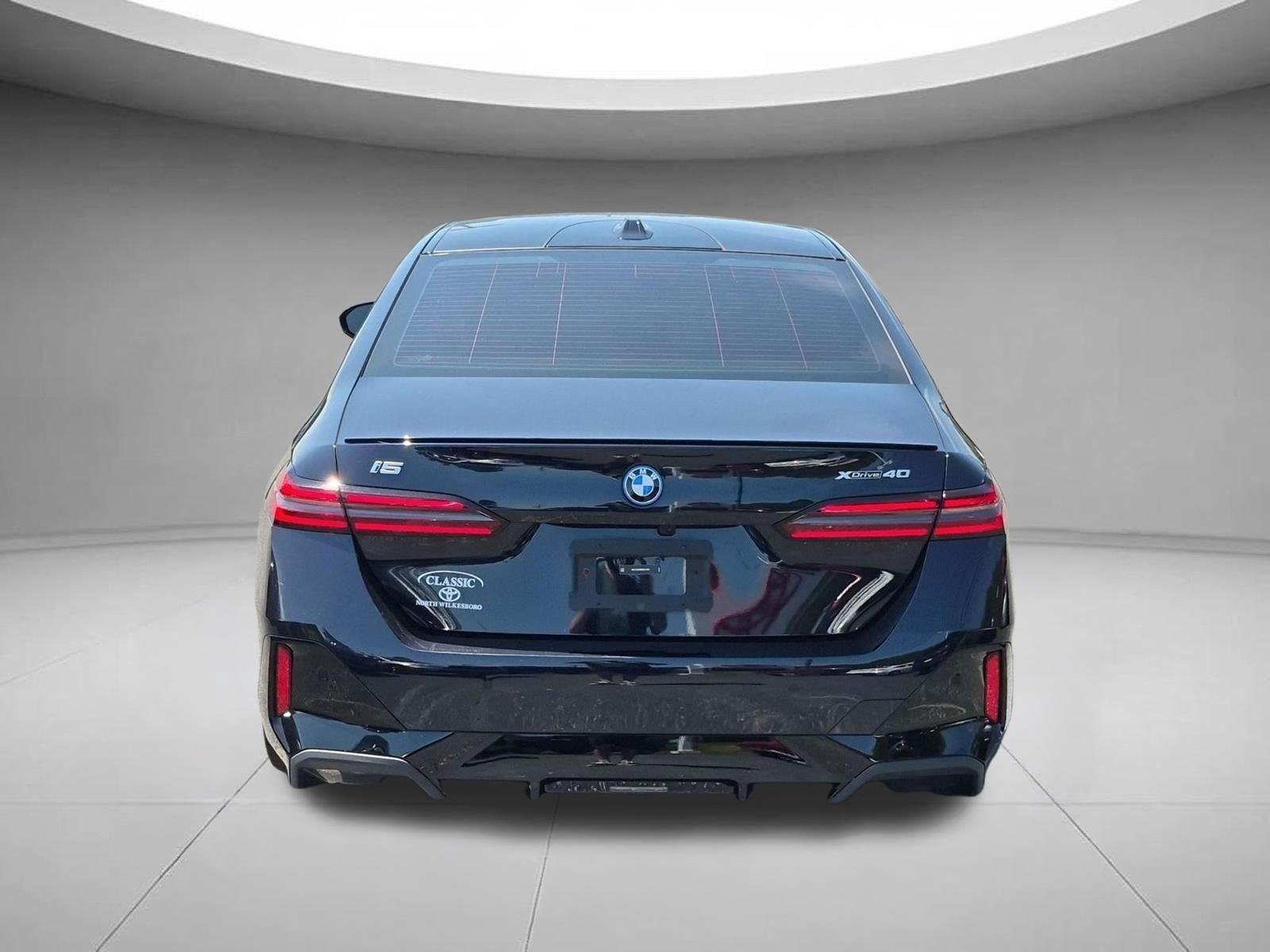 Used 2025 Carbon Black Metallic BMW xDrive40 image 4