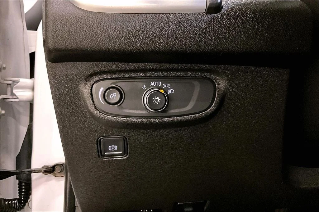 Used 2021 White GMC SLE image 15