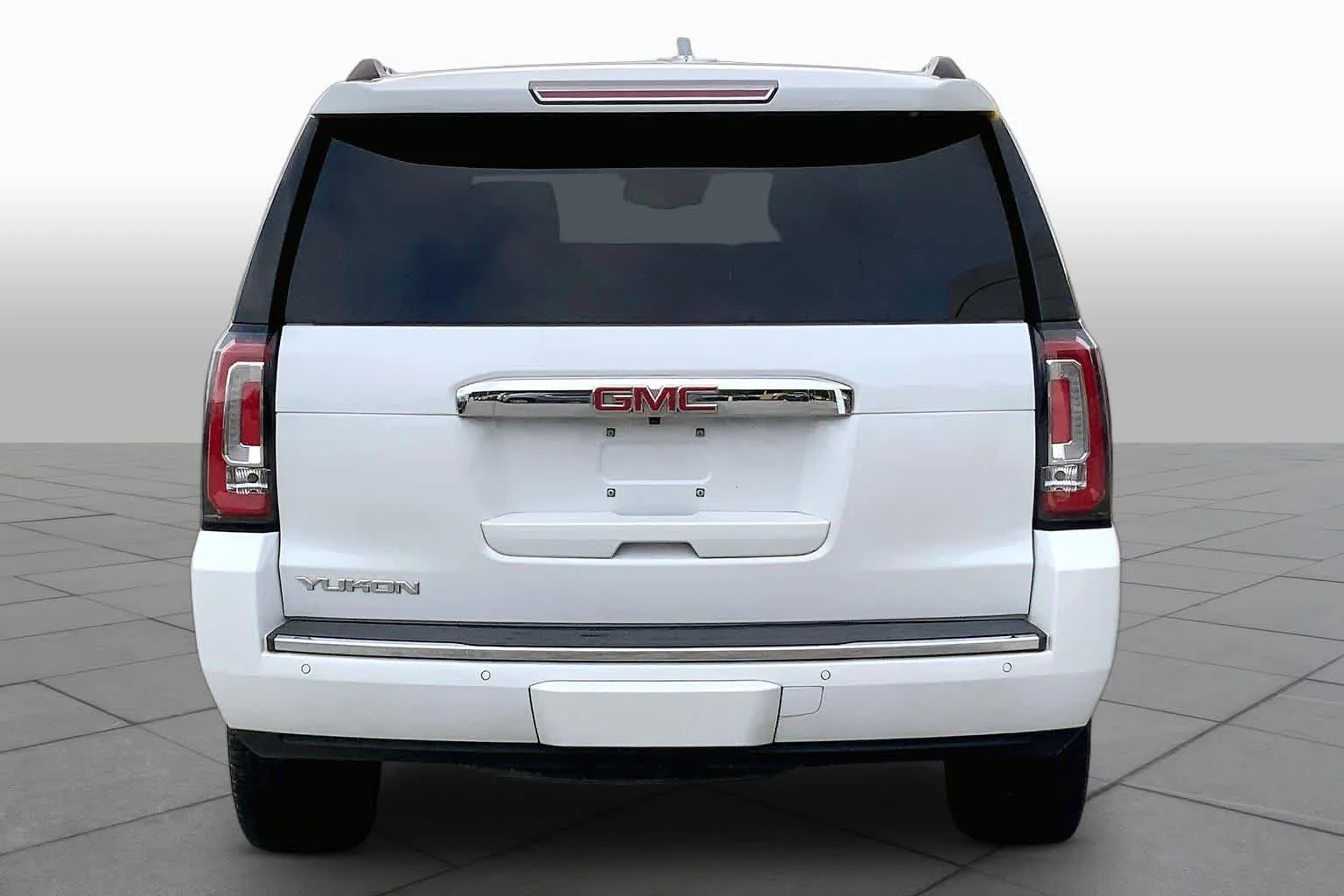 Used 2019 White Frost Tricoat GMC Denali image 5