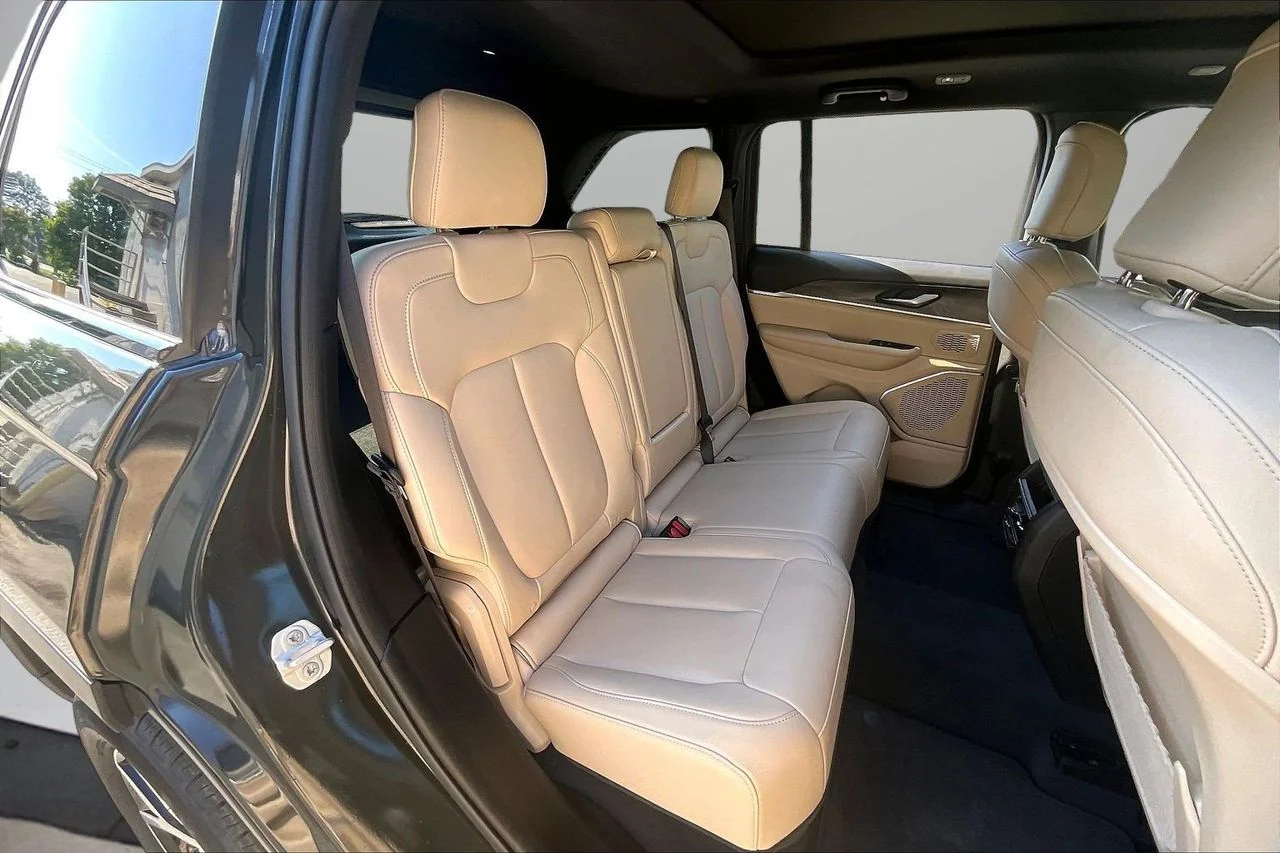 Certified Used 2023  Jeep Limited image 26