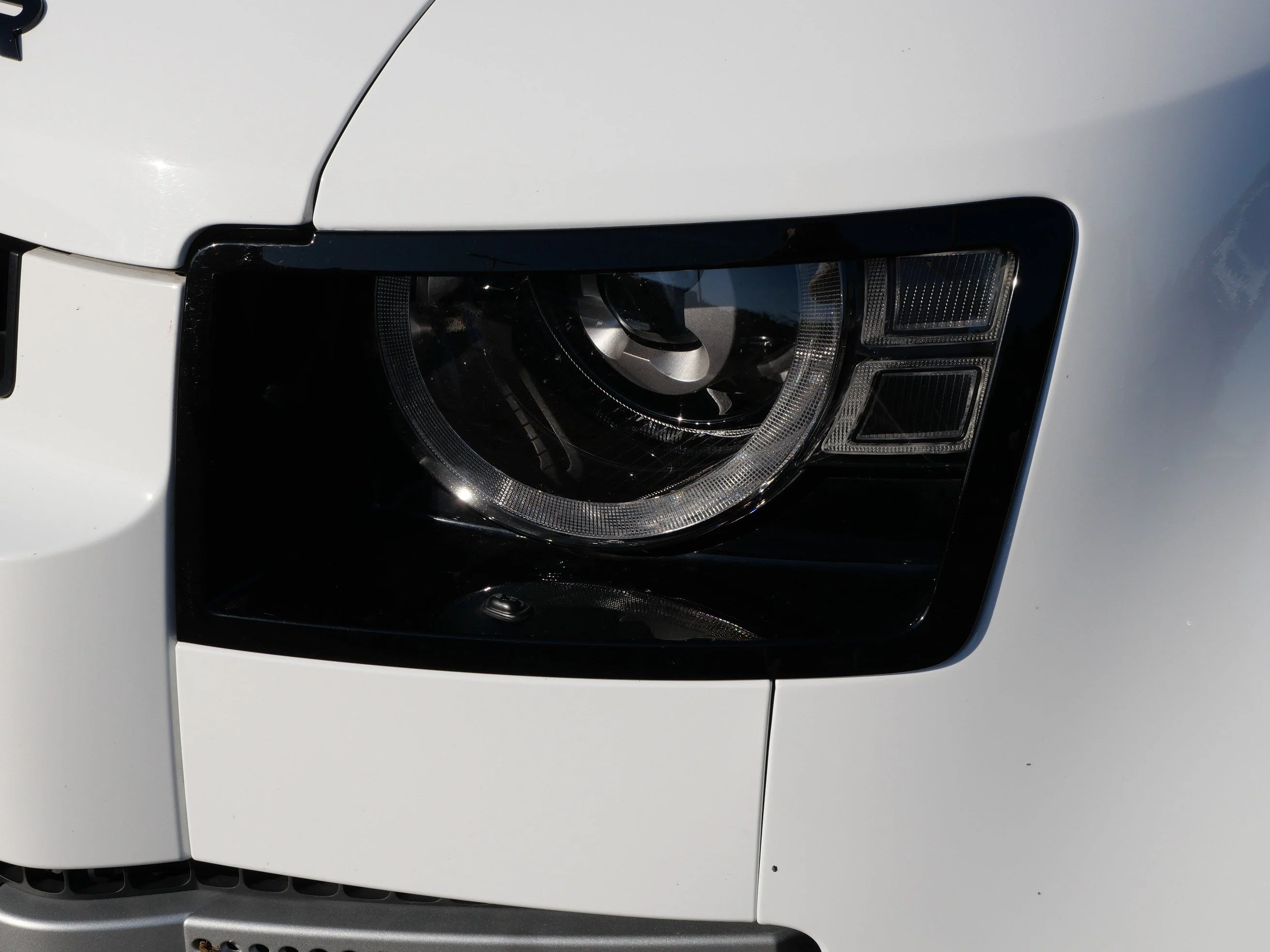Used 2023 Fuji White Land Rover SE image 16