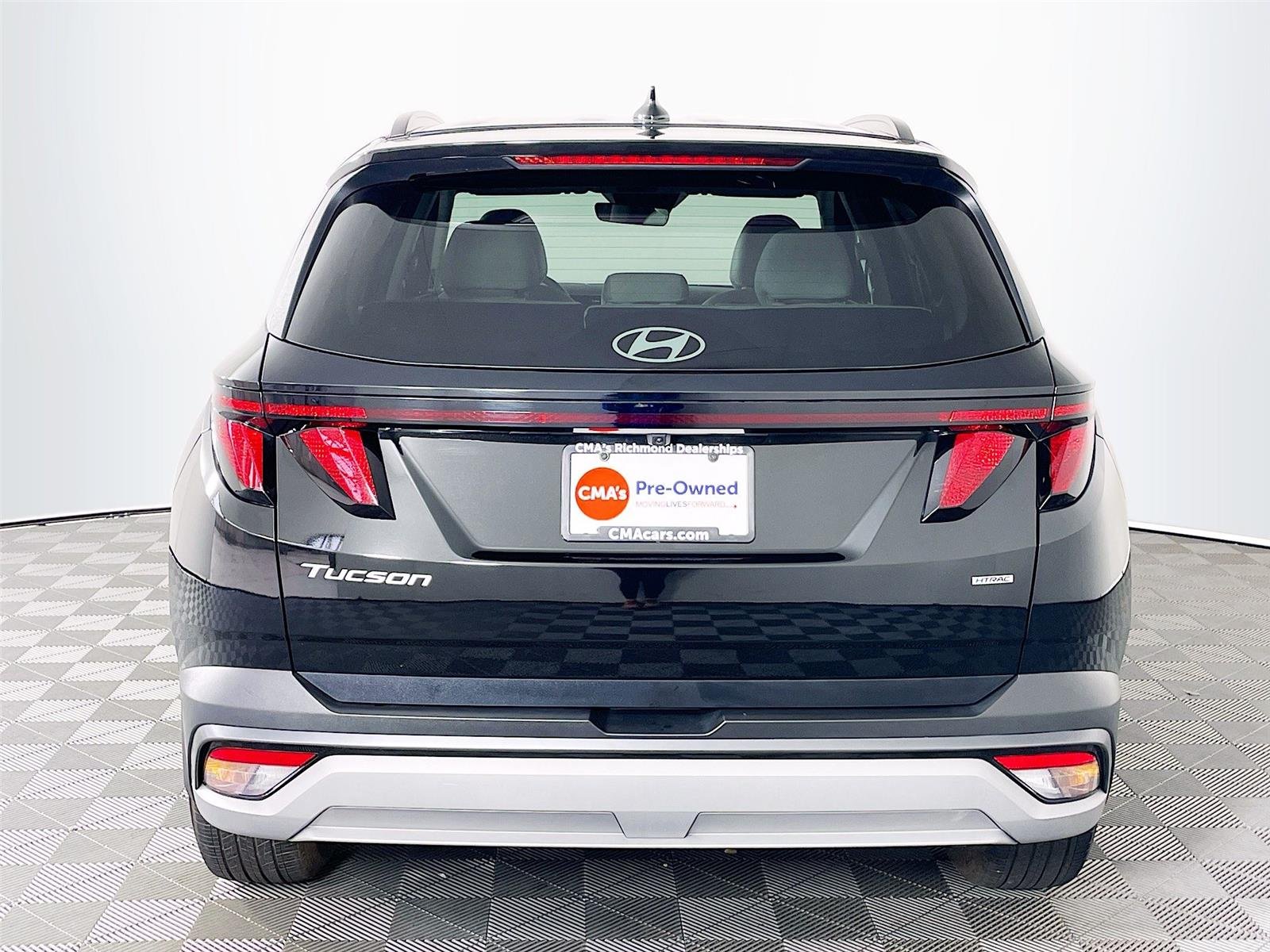 Used 2025 Phantom Black Hyundai SEL image 9